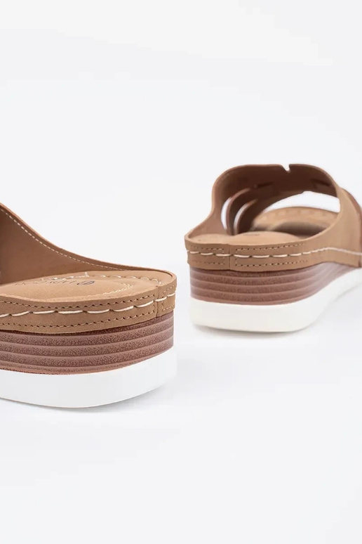 Pohodlné šľapky na nízkom klinovom...