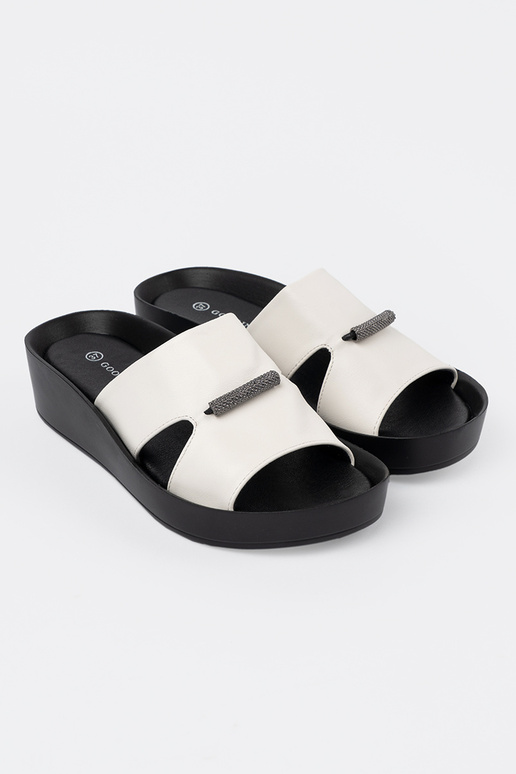 Bielo-čierne šľapky na nízkom...