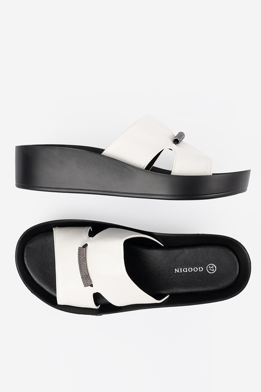 Bielo-čierne šľapky na nízkom...