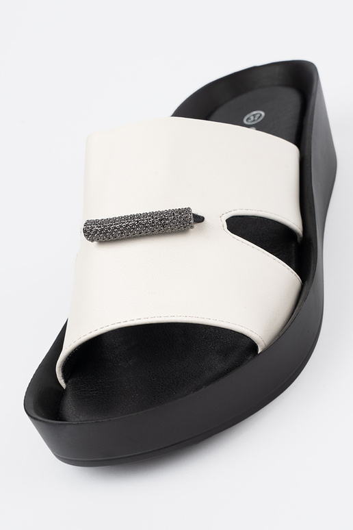 Bielo-čierne šľapky na nízkom...