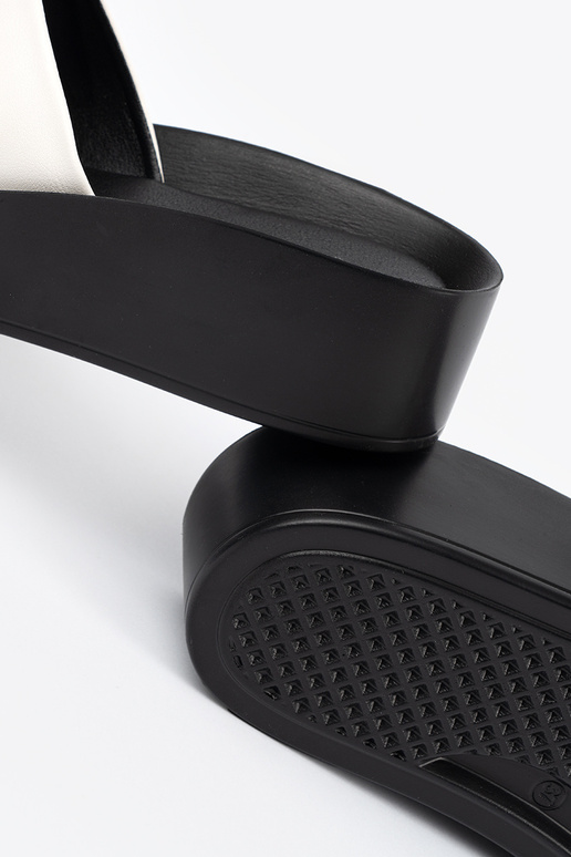 Bielo-čierne šľapky na nízkom...