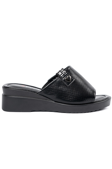 Ažúrové šľapky s platformou...