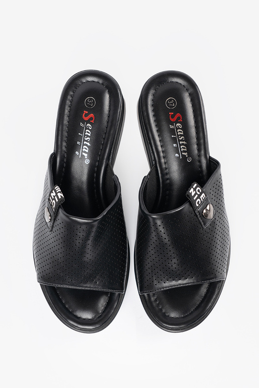 Ažúrové šľapky s platformou čiernej... Ažúrové šľapky s platformou čiernej...