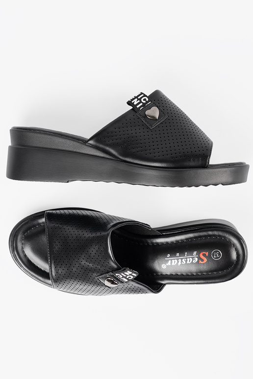 Ažúrové šľapky s platformou čiernej... Ažúrové šľapky s platformou čiernej...