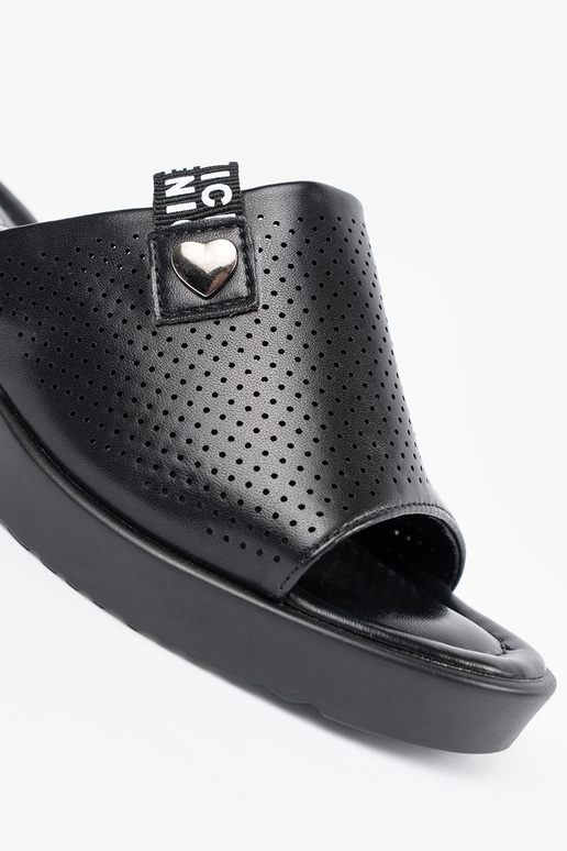 Ažúrové šľapky s platformou čiernej... Ažúrové šľapky s platformou čiernej...