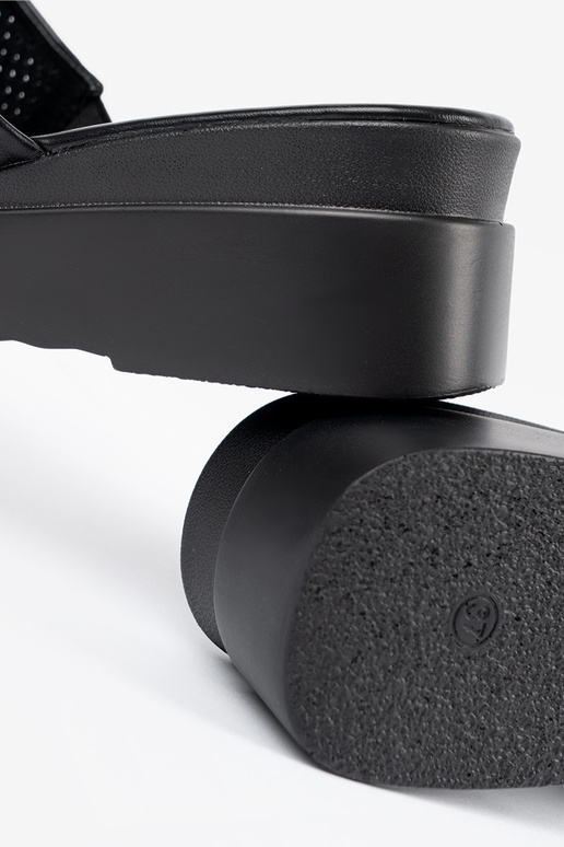 Ažúrové šľapky s platformou čiernej... Ažúrové šľapky s platformou čiernej...