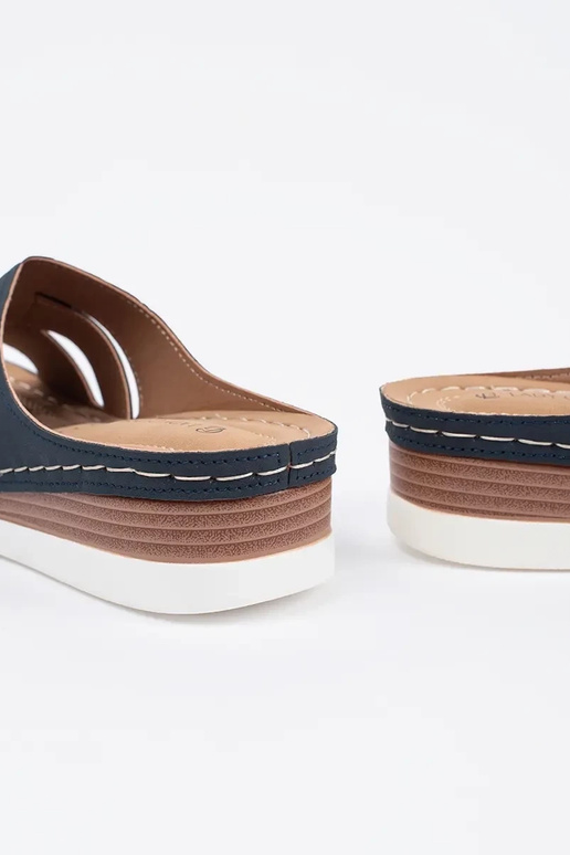 Pohodlné šľapky na nízkom klinovom...