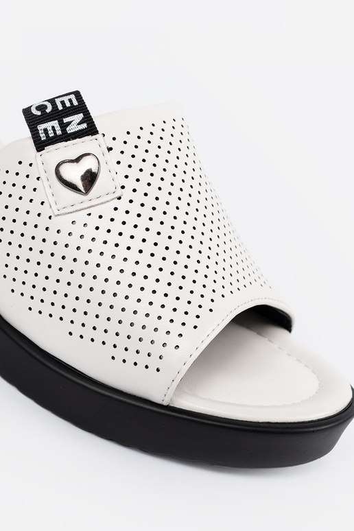 Ažúrové šľapky s platformou bielej farby Ažúrové šľapky s platformou bielej farby