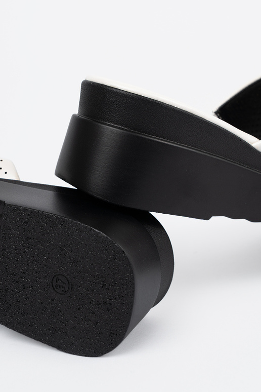 Ažúrové šľapky s platformou bielej farby Ažúrové šľapky s platformou bielej farby