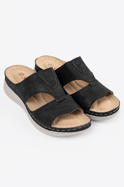 Pohodlné šľapky s popruhmi čiernej farby Pohodlné šľapky s popruhmi čiernej farby