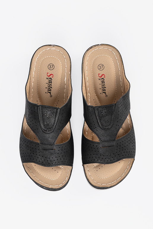 Pohodlné šľapky s popruhmi čiernej farby Pohodlné šľapky s popruhmi čiernej farby