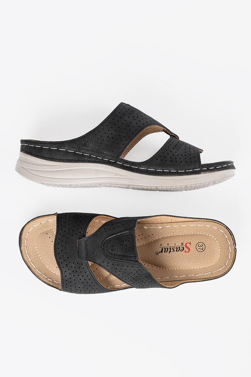 Pohodlné šľapky s popruhmi čiernej farby Pohodlné šľapky s popruhmi čiernej farby