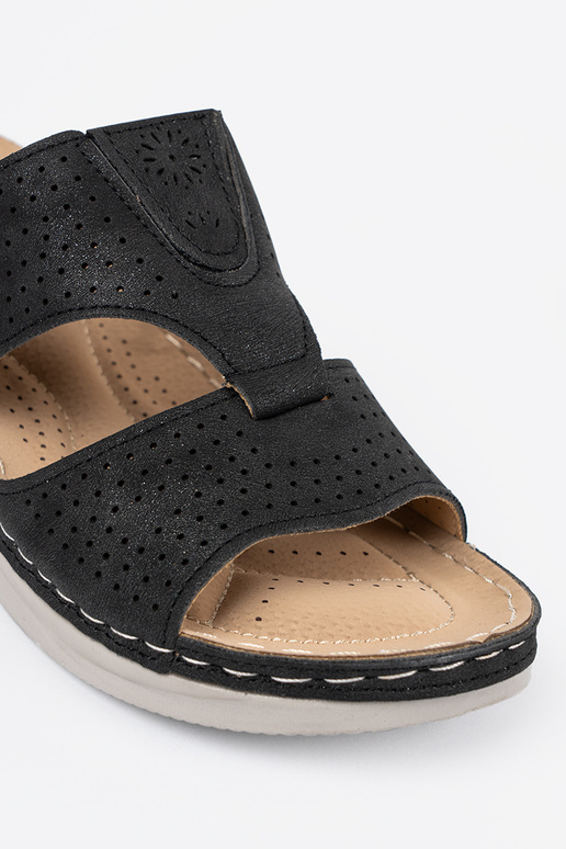 Pohodlné šľapky s popruhmi čiernej farby Pohodlné šľapky s popruhmi čiernej farby