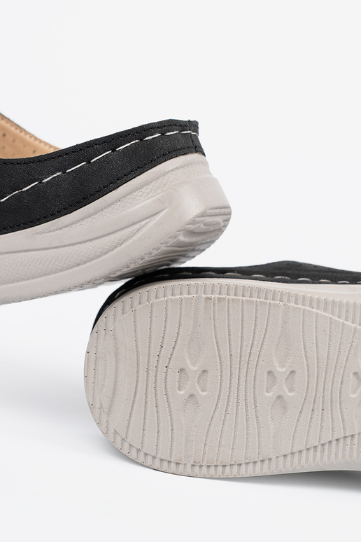 Pohodlné šľapky s popruhmi čiernej farby Pohodlné šľapky s popruhmi čiernej farby