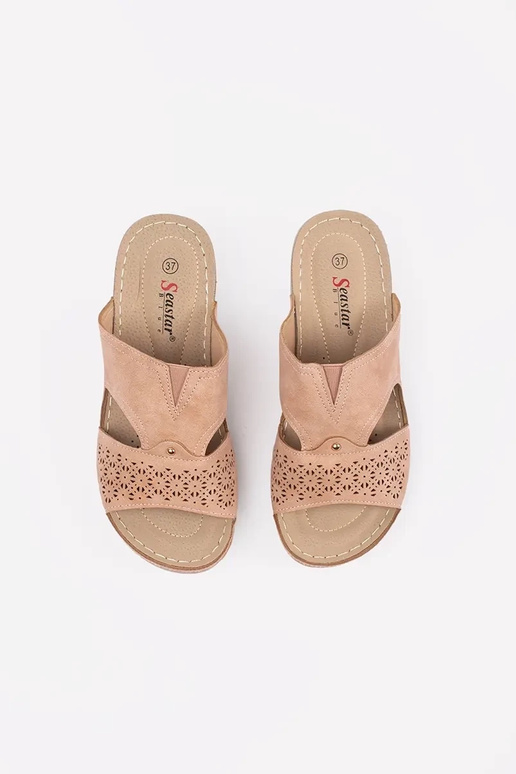 Šľapky na nízkom klinovom podpätku...