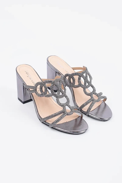 strieborné šľapky na vysokom podpätku...