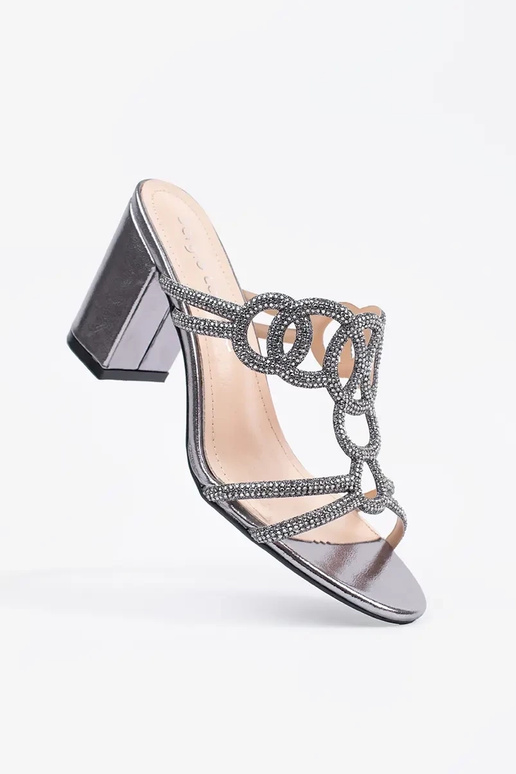 strieborné šľapky na vysokom podpätku...