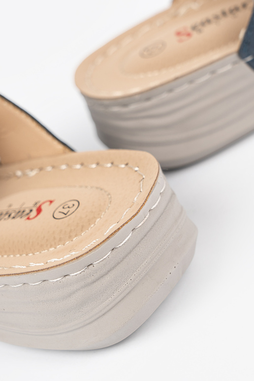 Dámske šľapky s dekoratívnymi kvetmi...