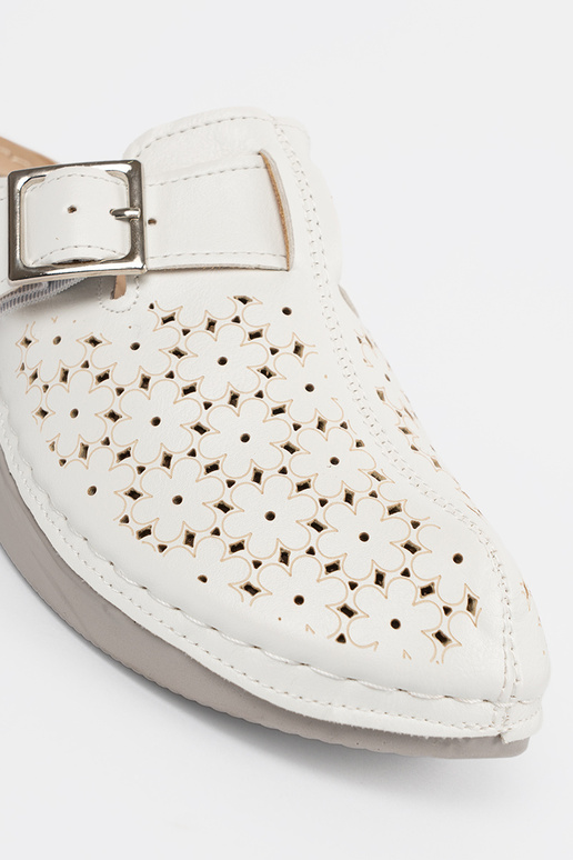 Šľapky so zatvorenými prstami a... Šľapky so zatvorenými prstami a...