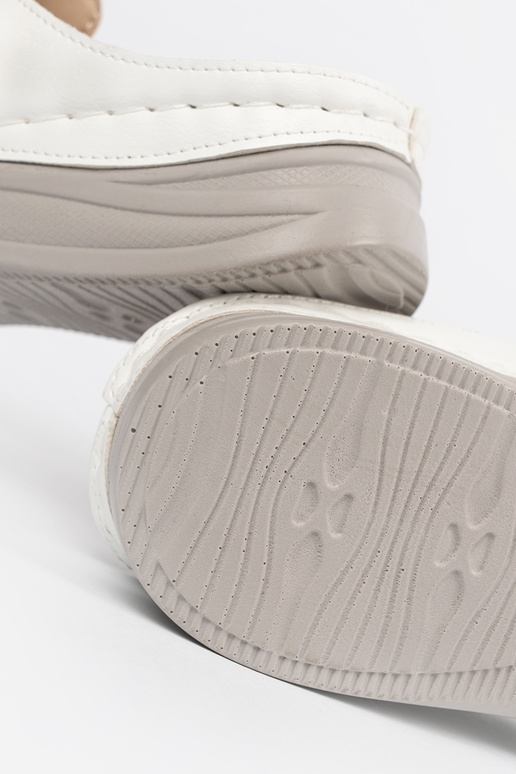 Šľapky so zatvorenými prstami a... Šľapky so zatvorenými prstami a...