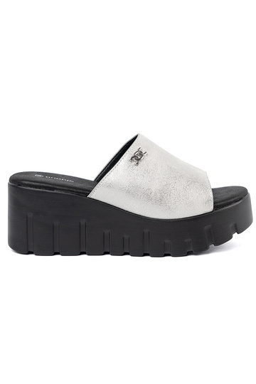 Šľapky s čiernou platformou...