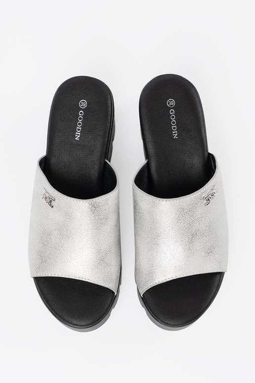 Šľapky s čiernou platformou strieborné Šľapky s čiernou platformou strieborné