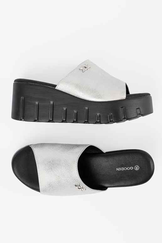 Šľapky s čiernou platformou strieborné Šľapky s čiernou platformou strieborné