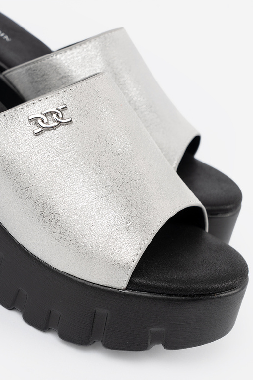 Šľapky s čiernou platformou strieborné Šľapky s čiernou platformou strieborné