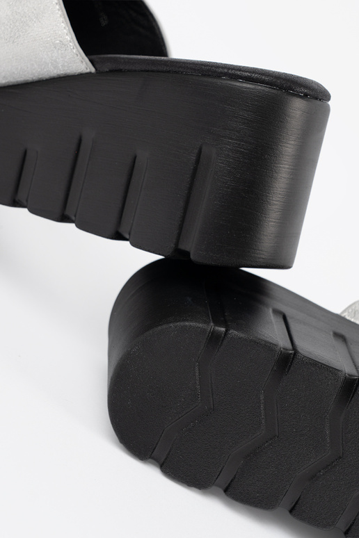 Šľapky s čiernou platformou strieborné Šľapky s čiernou platformou strieborné