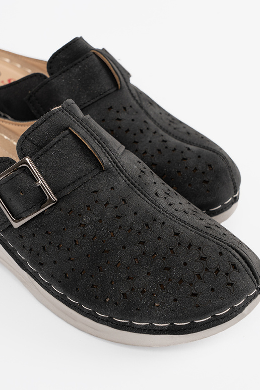 Šľapky so zatvorenými prstami a... Šľapky so zatvorenými prstami a...