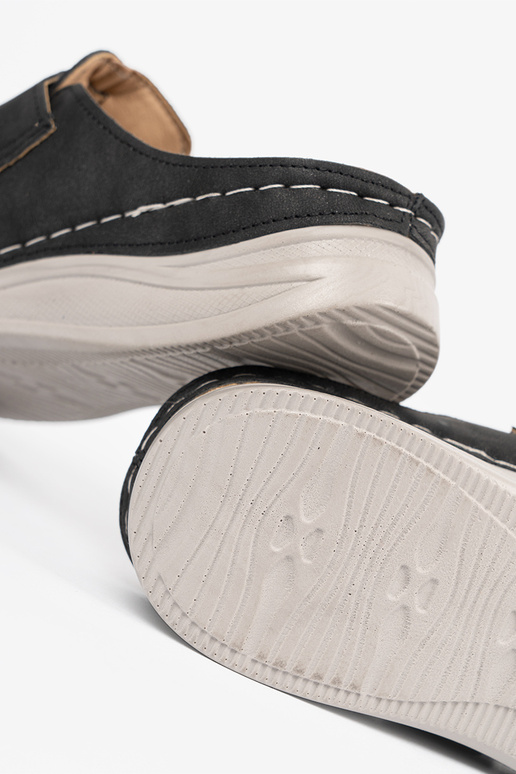 Šľapky so zatvorenými prstami a... Šľapky so zatvorenými prstami a...