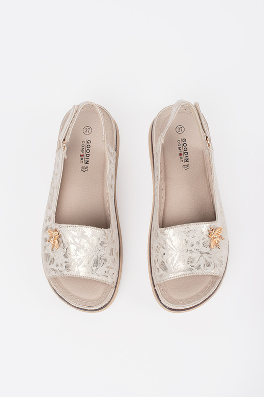 Slonovinové sandále s platformou a... Slonovinové sandále s platformou a...