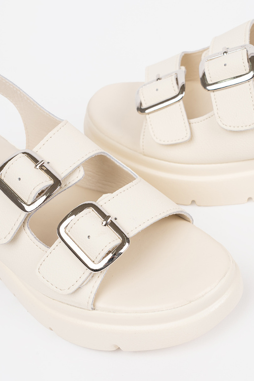 Klasické sandále pieskovej farby s... Klasické sandále pieskovej farby s...