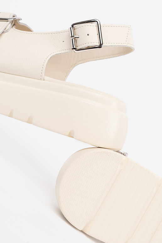 Klasické sandále pieskovej farby s... Klasické sandále pieskovej farby s...