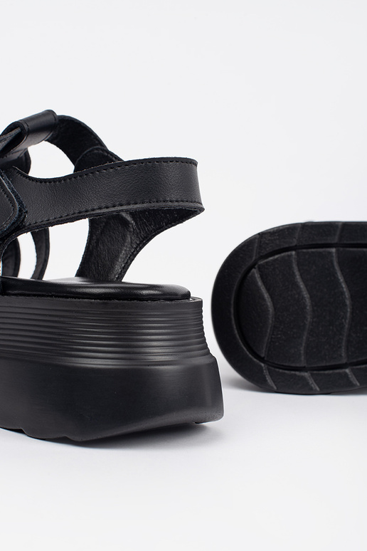 čierne sandále na platforme z kože čierne sandále na platforme z kože