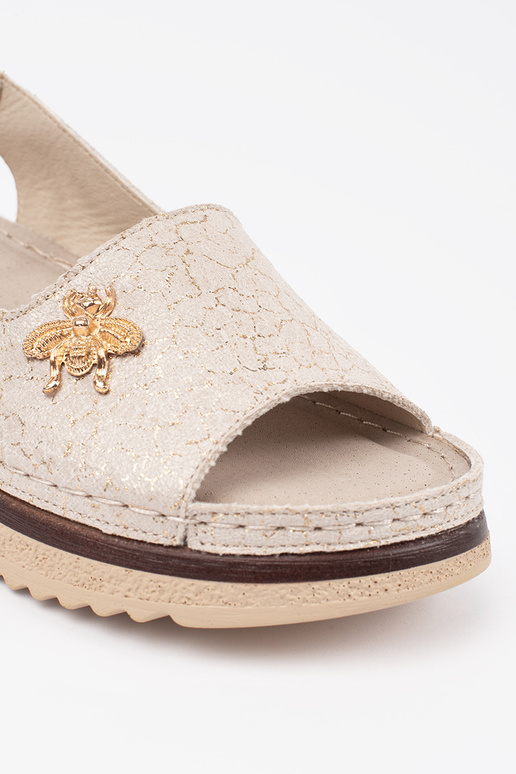 Béžové sandále s platformou a sponou