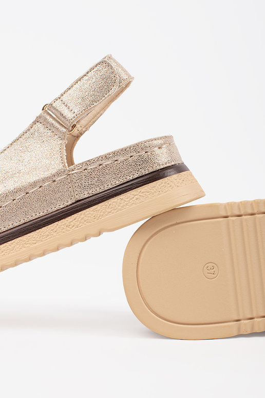 Zlaté sandále s platformou a sponou