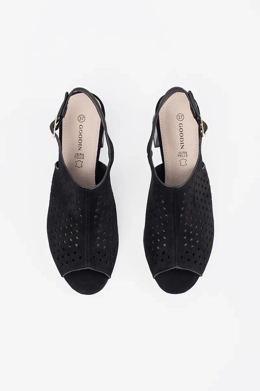 čierne sandály na vysokých podpätkoch... čierne sandály na vysokých podpätkoch...