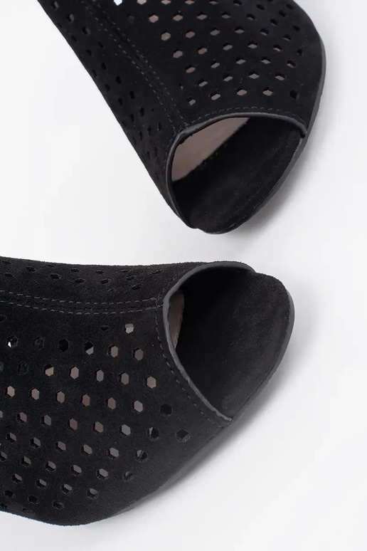 čierne sandály na vysokých podpätkoch... čierne sandály na vysokých podpätkoch...