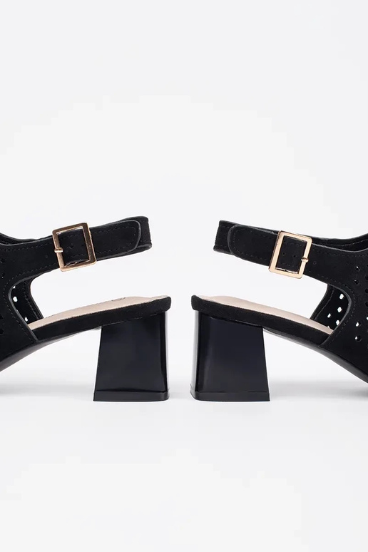 čierne sandály na vysokých podpätkoch... čierne sandály na vysokých podpätkoch...