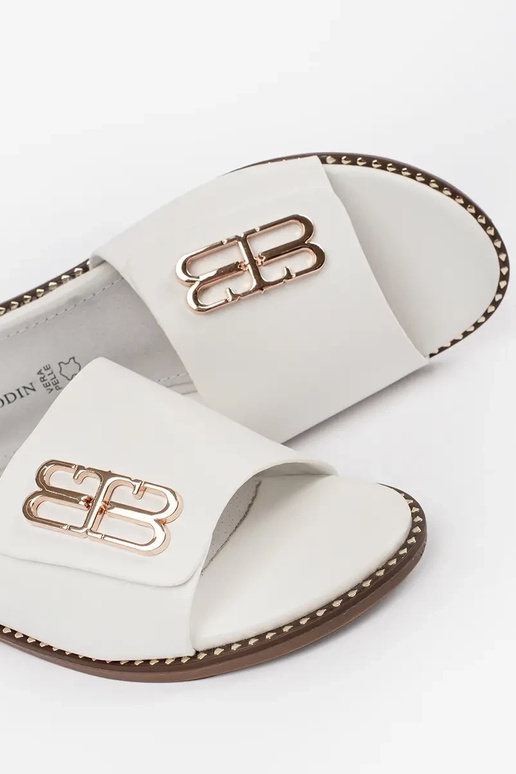 biele dámske šľapky na plochom podošve