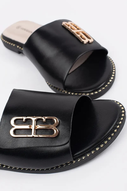 čierne dámske šľapky na plochom podošve