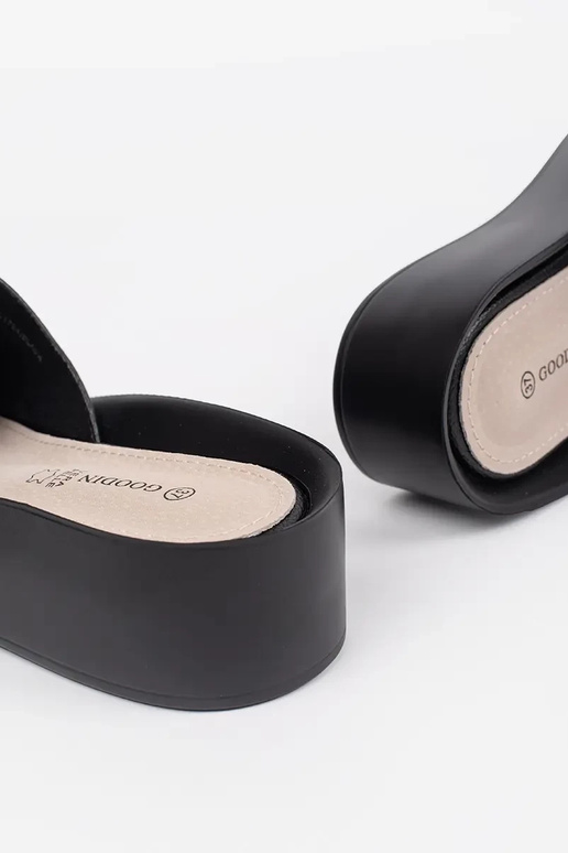 čierne dámske šľapky s reťazou