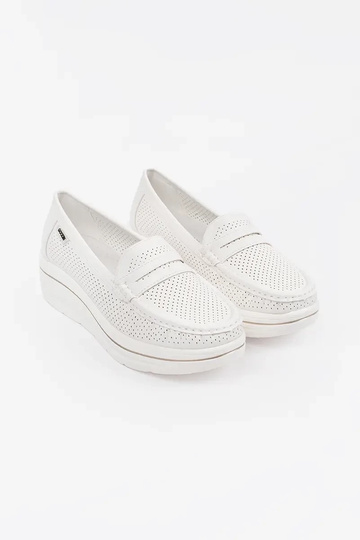 biele mokasíny na hrubej... 2