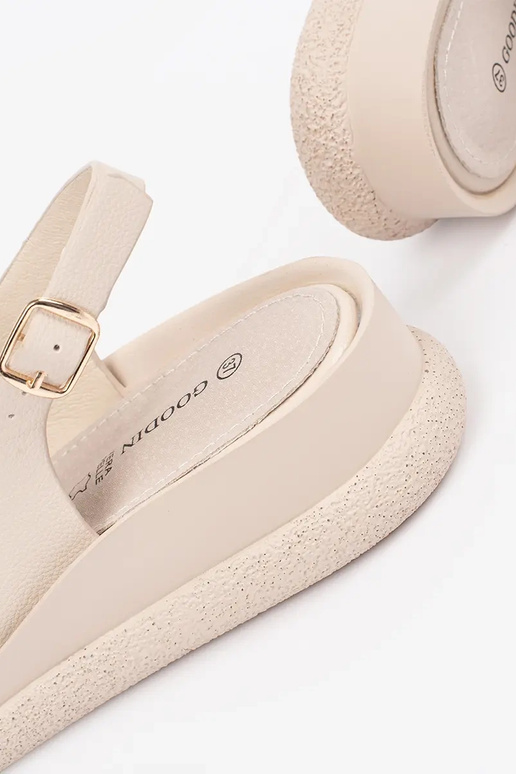 Béžové ploché sandále s dekoráciou