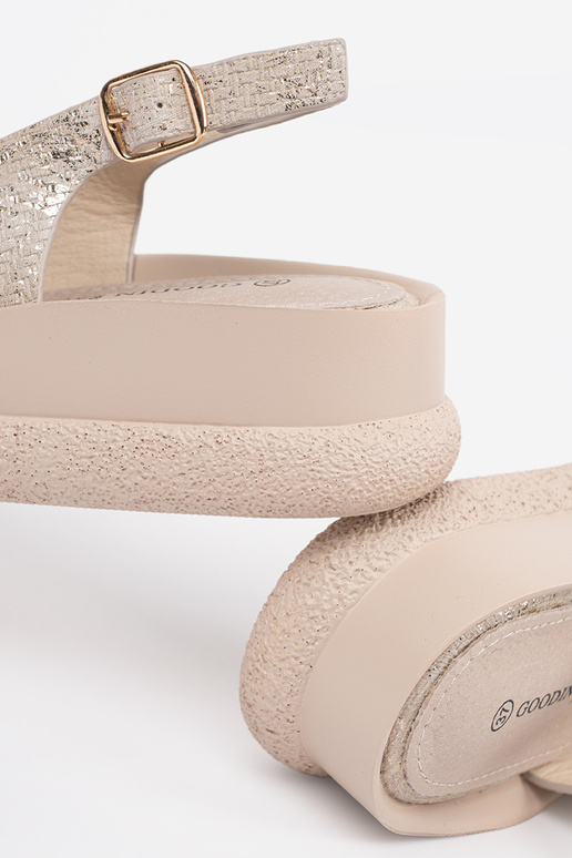 Tmavošedohnedé sandále s dekoráciami