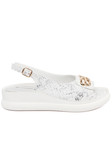 Biele sandále s dekoráciami