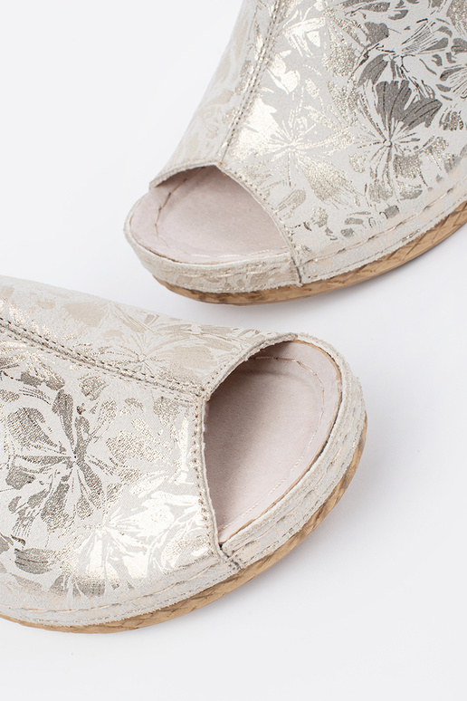 slonovinové šľapky na klinovom...