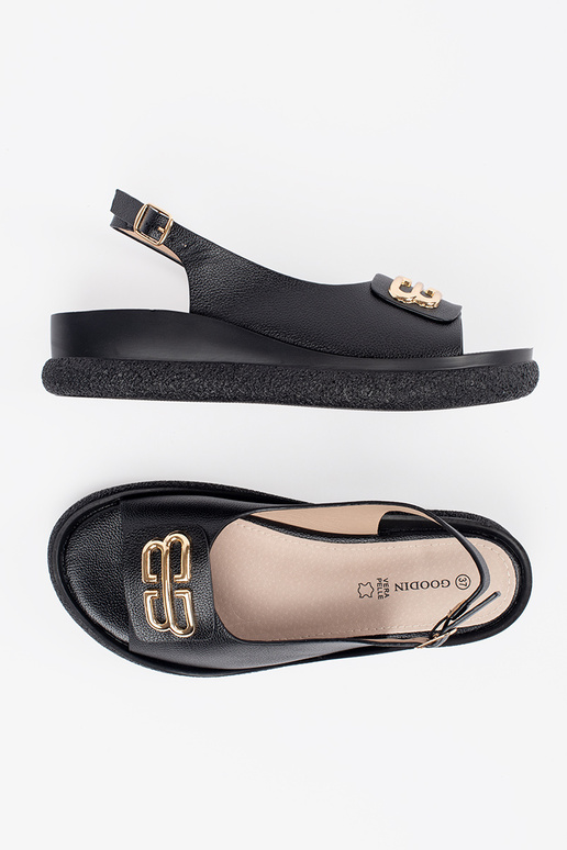 Čierne ploché sandále s dekoráciou