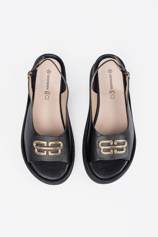 Čierne ploché sandále s dekoráciou